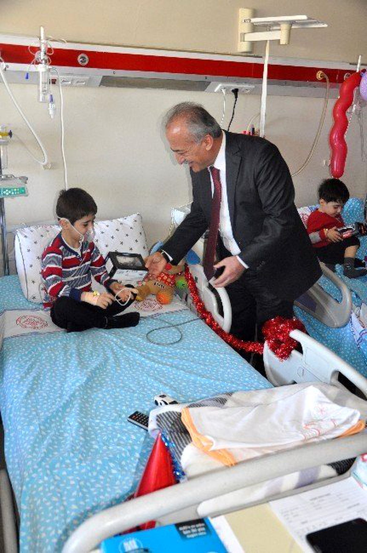Prof. Dr. Çomaklı Tedavi Gören Çocukları Ziyaret Etti
