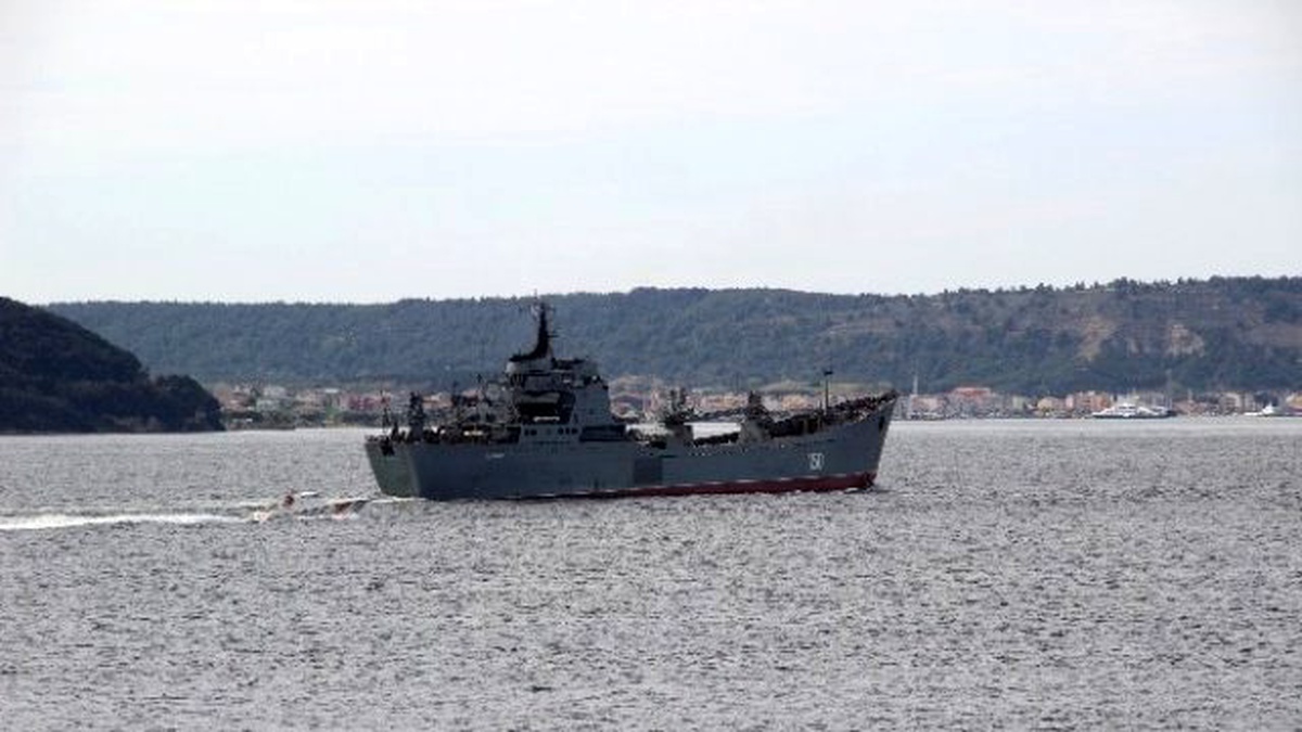 Rus Askeri Gemisi Çanakkale Boğazı\'ndan Geçti