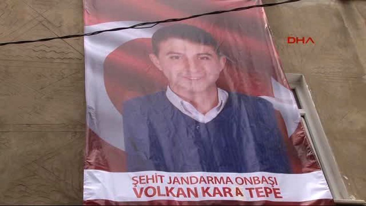 Şehidin Cenazesini Evinin Önünde Binlerce Kişi Uğurladı