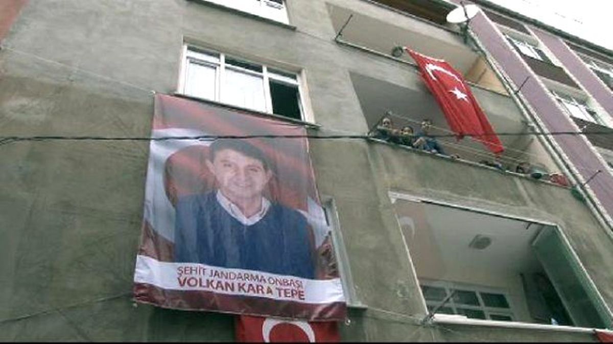 Şehidin Cenazesini Evinin Önünde Binlerce Kişi Uğurladı