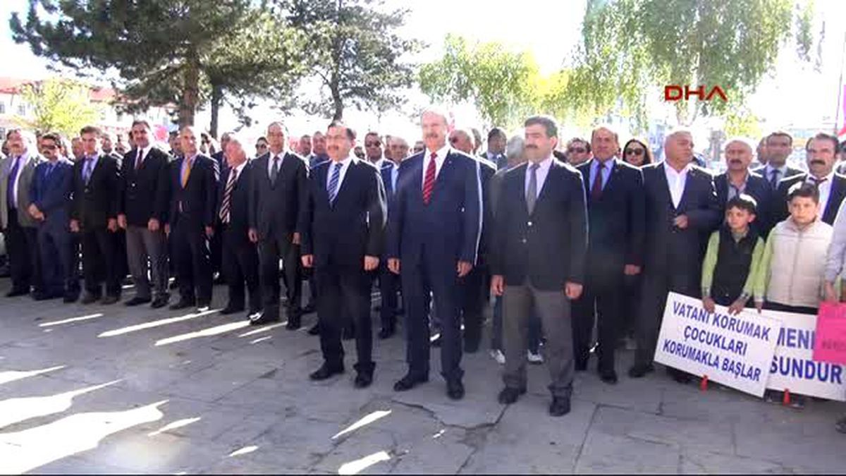 Sivas\'ta 23 Nisan Kutlamasında Çelenk Gerginliği