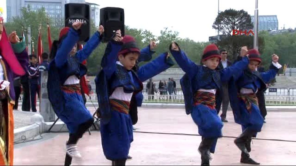 Taksim\'de 23 Nisan Kutlaması