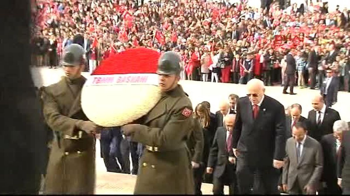 Anıtkabir'de Tören! Davutoğlu Geleneğini Bozmayıp Çocuklarla Kaldı