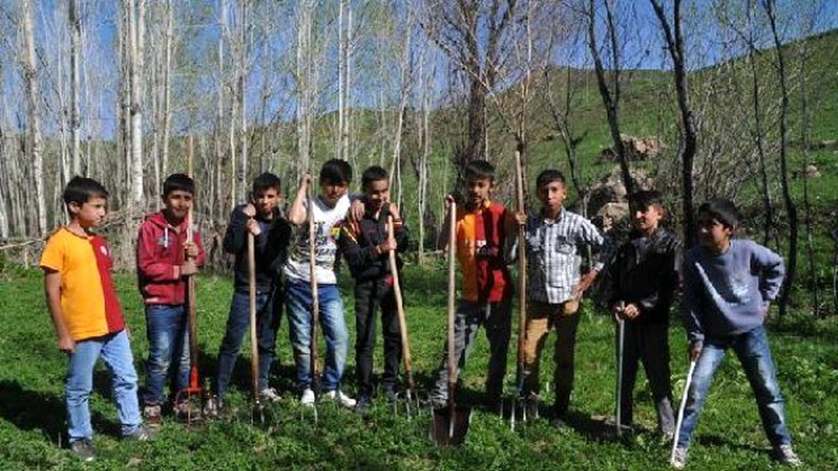 Yüksekovalı Çocuklar 23 Nisan\'da Çalıştı