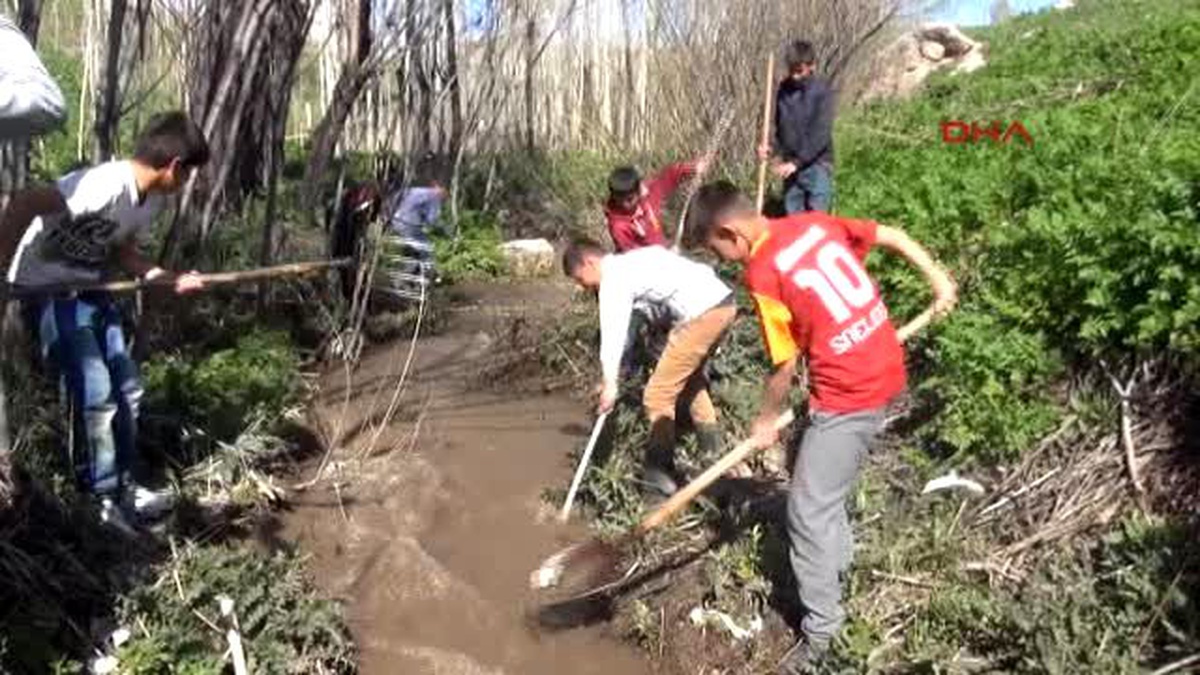 Yüksekovalı Çocuklar 23 Nisan\'da Çalıştı