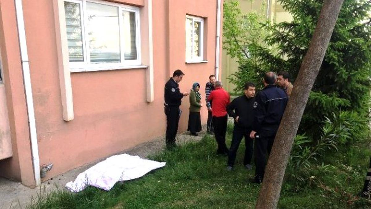 Psikolojik Sorunları Olan Kadın 7\'nci Kattan Atladı
