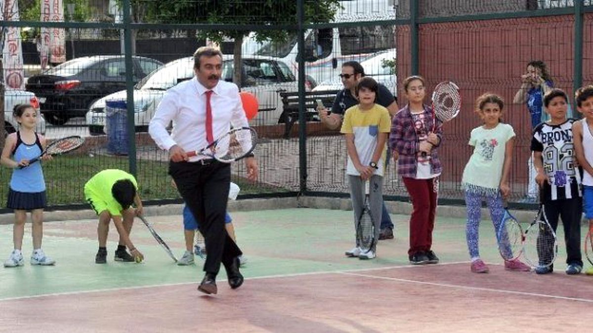 Başkan Çetin Çocuklarla Tenis Oynadı