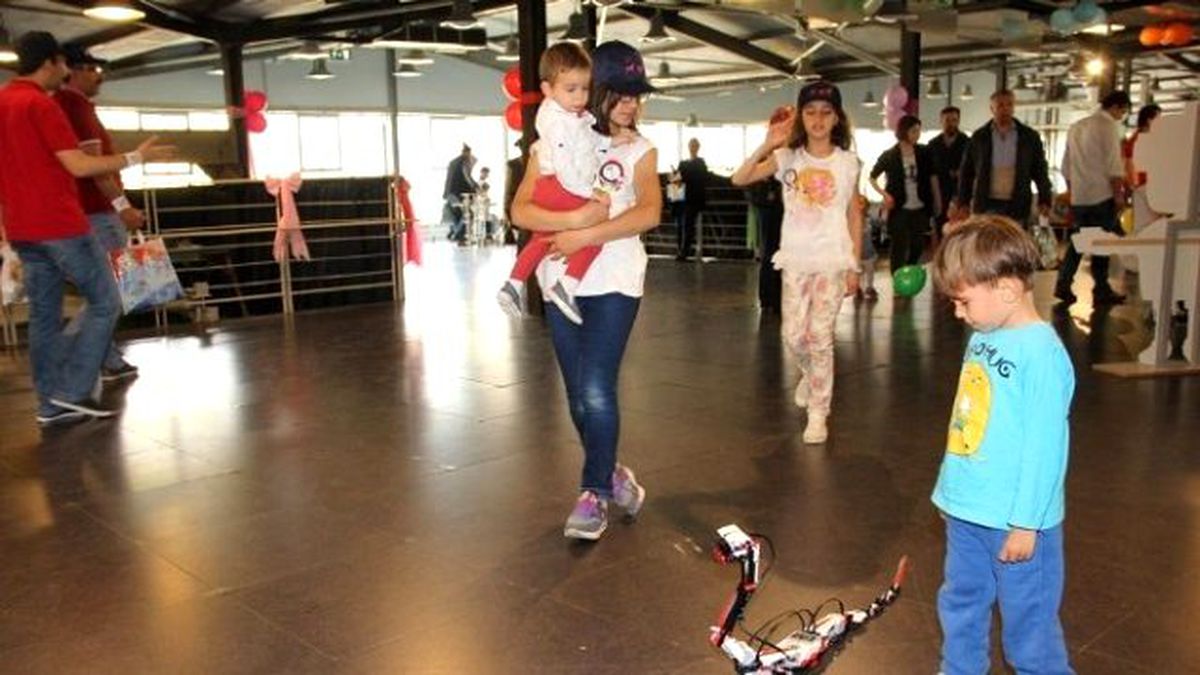 Çocuklar 23 Nisan\'da Robotlarla Tanıştı