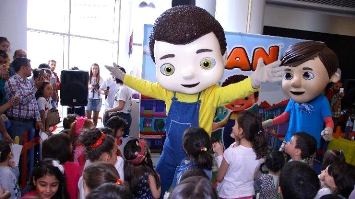 Çocuklar Çizgi Film Karakteri "Can"La Neoplus\'ta Eğlendi