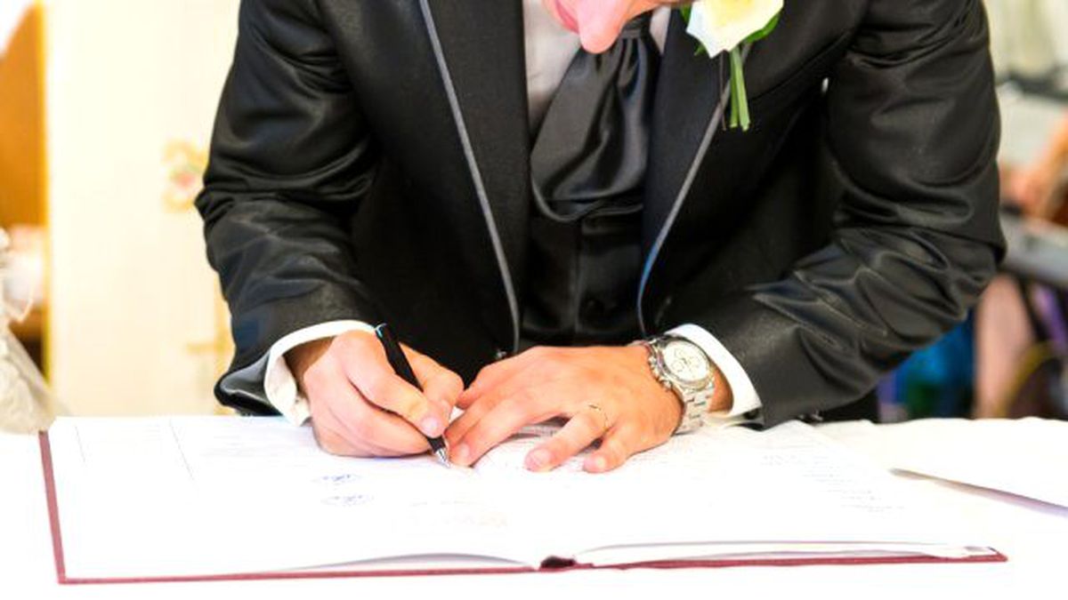 Gelin ve Damat Düğün Salonunda Kayıktan Düştü