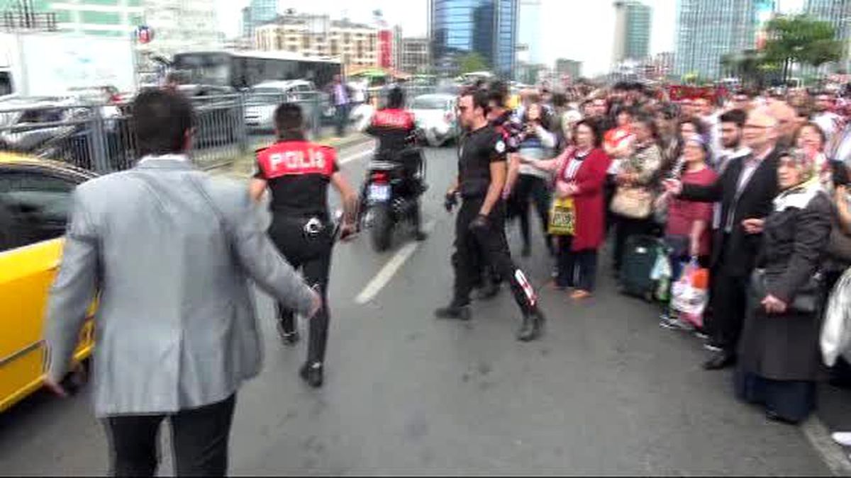 İstanbul\'da Otobüsler Gelmeyince Vatandaş İsyan Etti, Yola İndi!