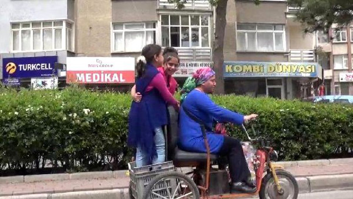 Elektrik Bisiklet Üzerinde Araçlar Arasında Tehlikeli Yolculuk