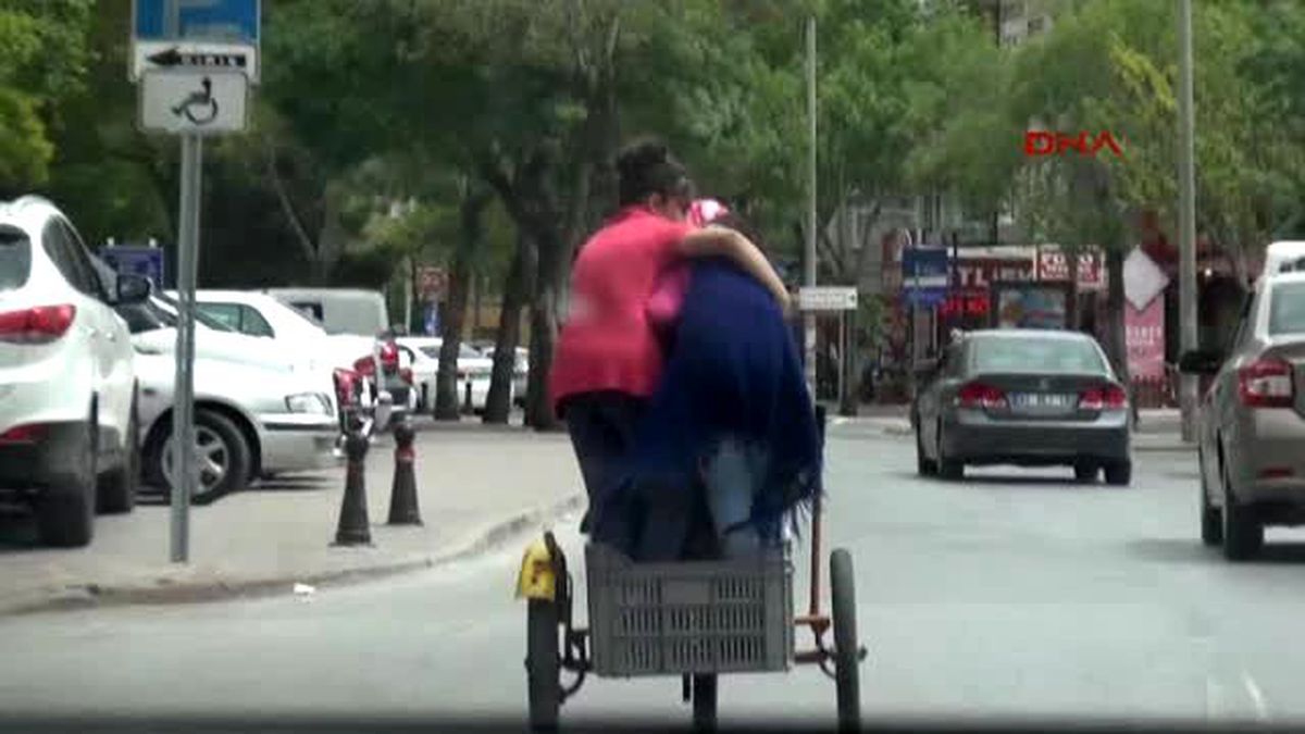 Elektrik Bisiklet Üzerinde Araçlar Arasında Tehlikeli Yolculuk