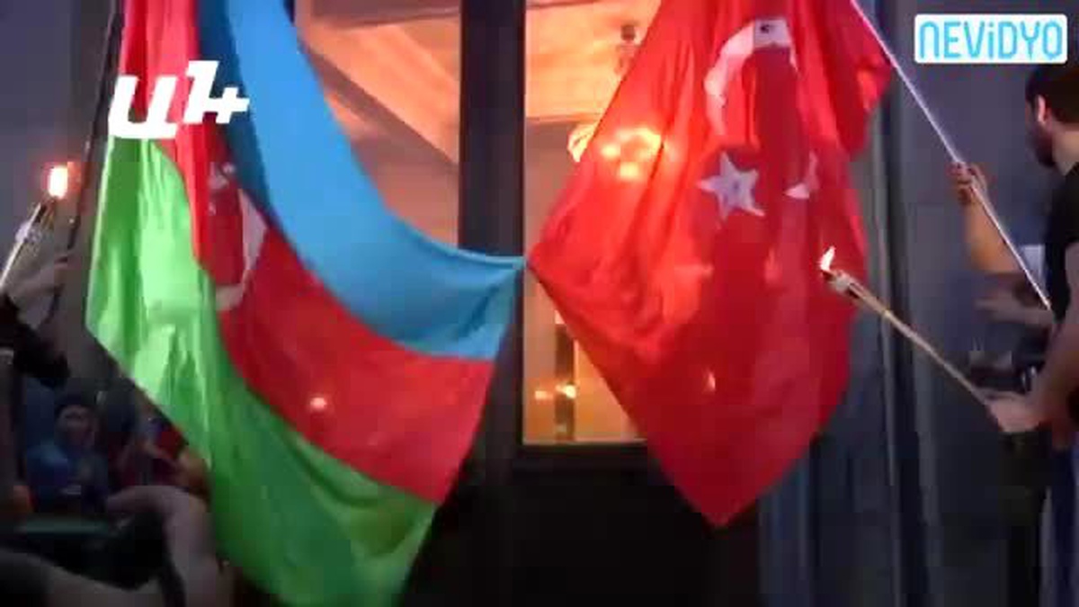 Ermenistan\'da Türkiye Bayrakları Yakıldı
