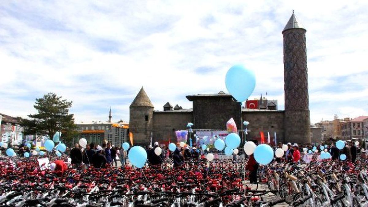 Erzurum\'da Öğrencilere 947 Adet Bisiklet Dağıtıldı