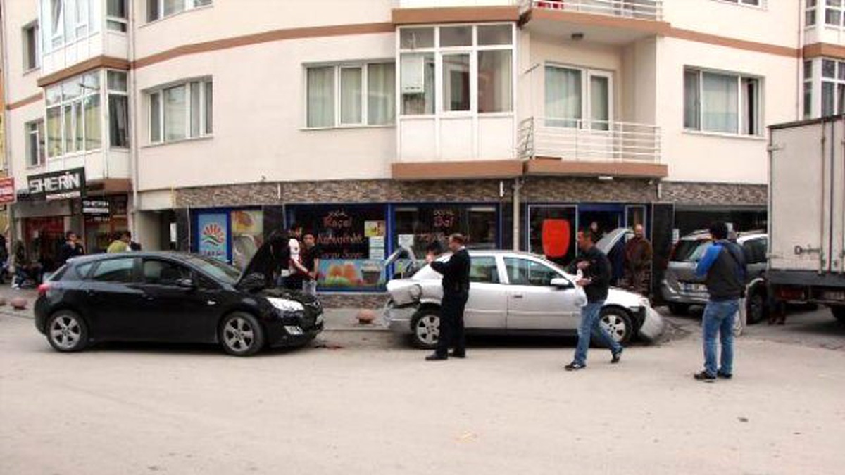 Freni Boşalan Otomobil, İki Araçla, Motosiklete Çarptı