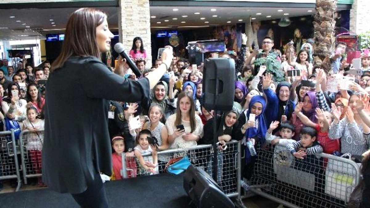 İrem Derici Bolu\'da Hayranlarıyla Buluştu