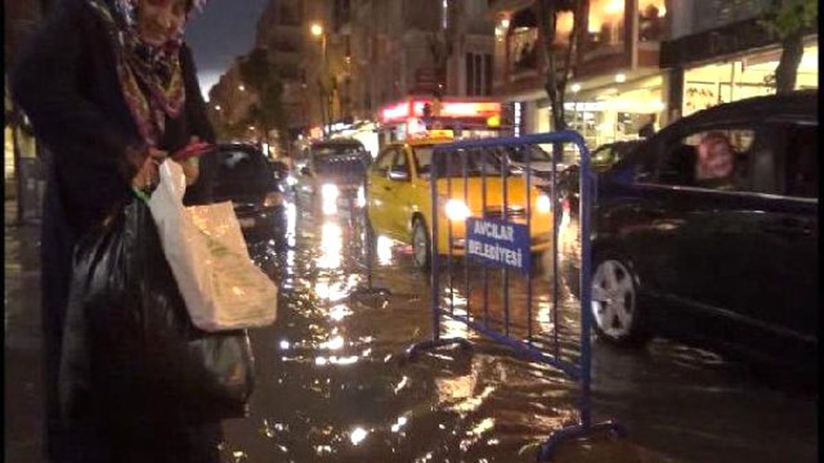 İstanbul\'da Sağanak Yağış Etkili Oldu
