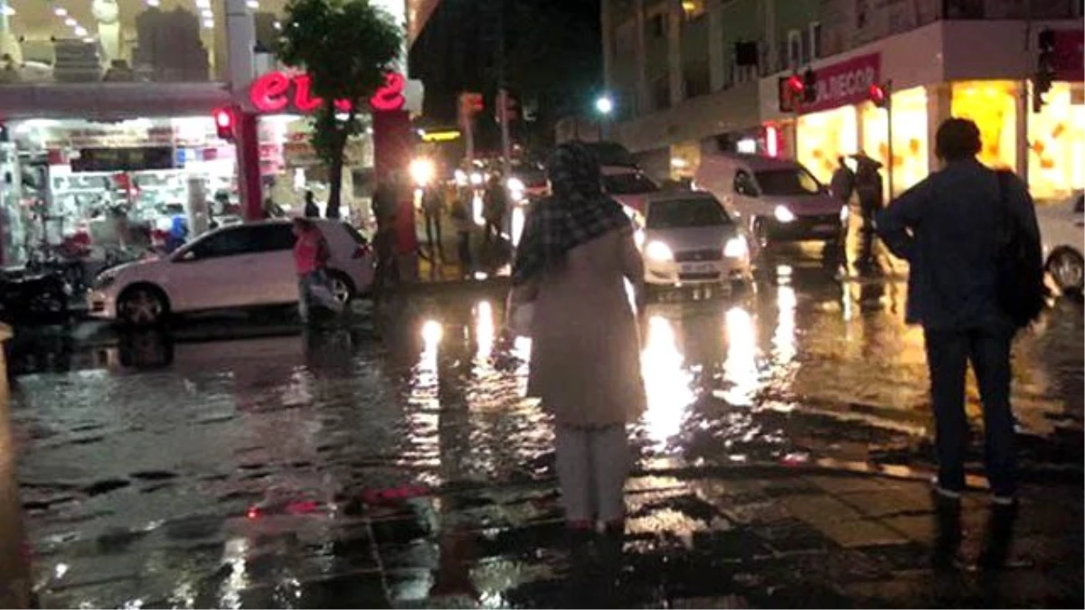 İstanbul\'da Şiddetli Yağmur! Yollar Dereye Döndü