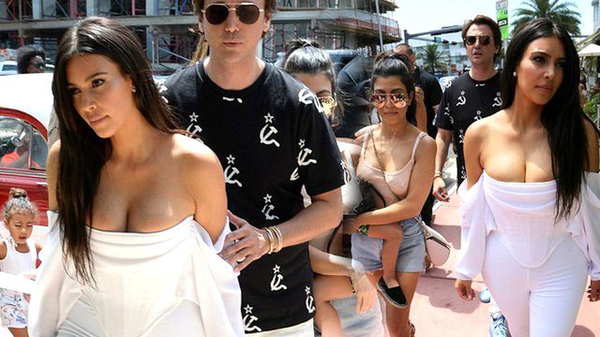 Kim Kardashian Beyaz Giysisiyle Dikkat Çekti