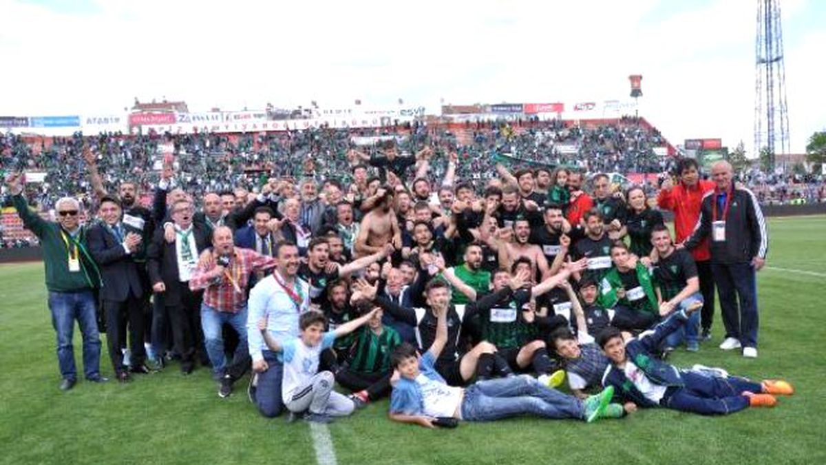 Kocaelispor 3. Lig\'e Yükseldi