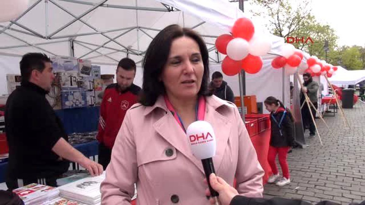 Köln\'de 23 Nisan\'ı Binlerce Kişi Kutladı