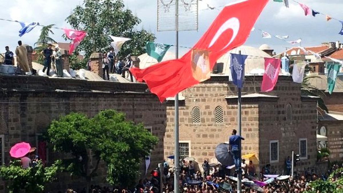 Kubbe ve Minarelerden 476'ncı Kez Mesir Yağdı