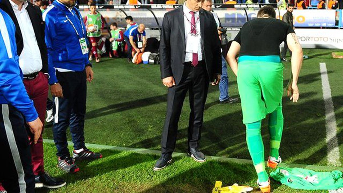 Onur Kıvrak, Formasını ve Eldivenlerini Çıkararak Sahayı Terk Etti