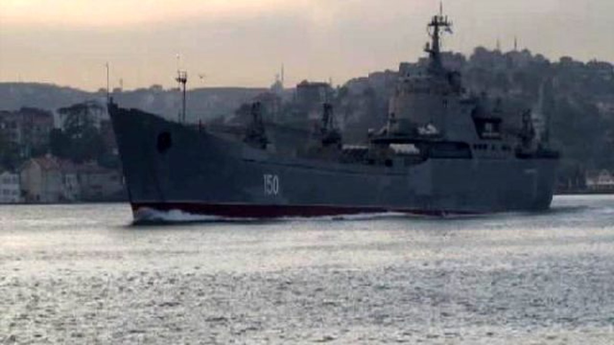 Rus Savaş Gemisi \'Saratov\' İstanbul Boğazı\'ndan Geçti