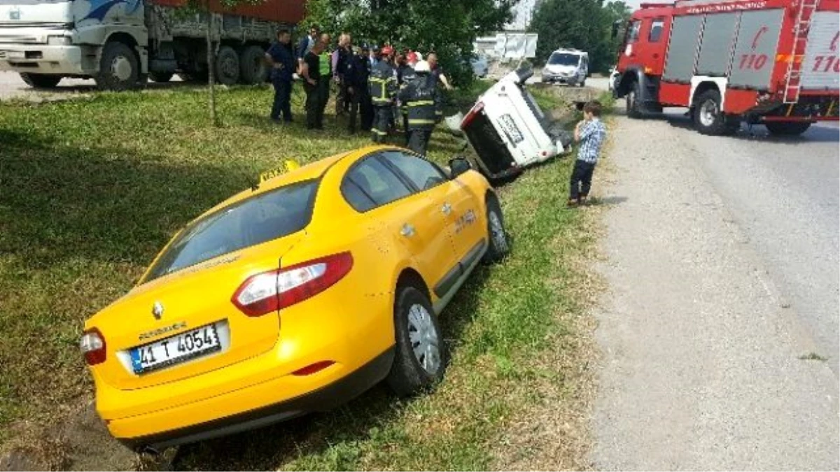 Sağ Şeride Kontrolsüz Geçmeye Çalışınca Kaza Yaptı: 3 Yaralı