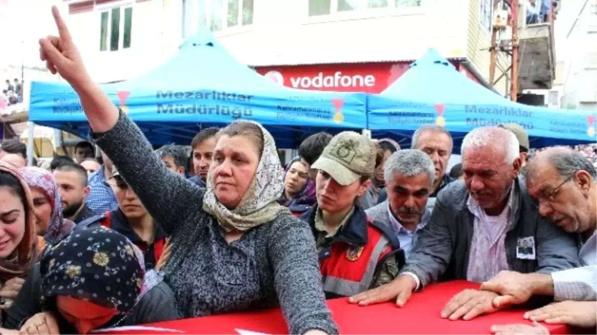 Şehit Annesi Oğlunu Parkasıyla Uğurladı: Senin Yerine Ben Savaşacağım