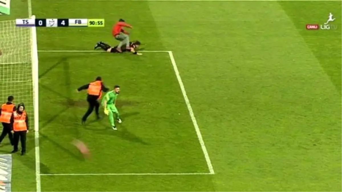 Trabzon\'da Taraftar Sahaya Girdi, Hakeme Saldırdı