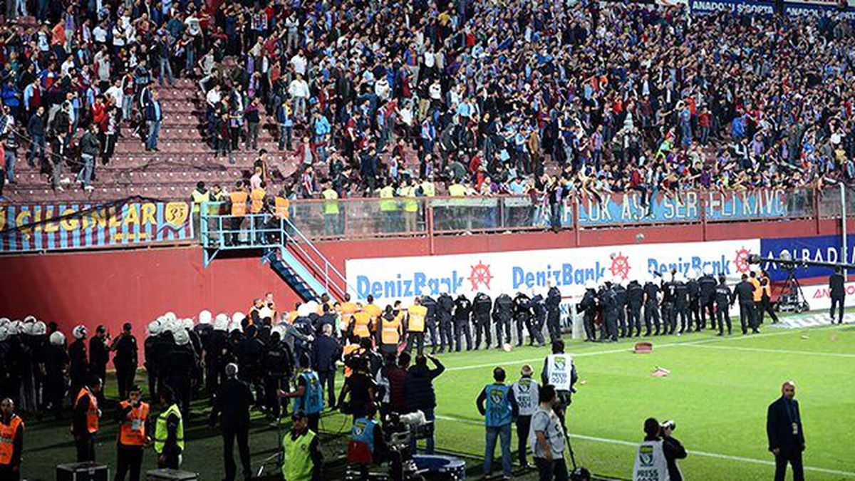 Trabzonspor - Fenerbahçe Maçı, Olaylar Nedeniyle Tatil Edildi