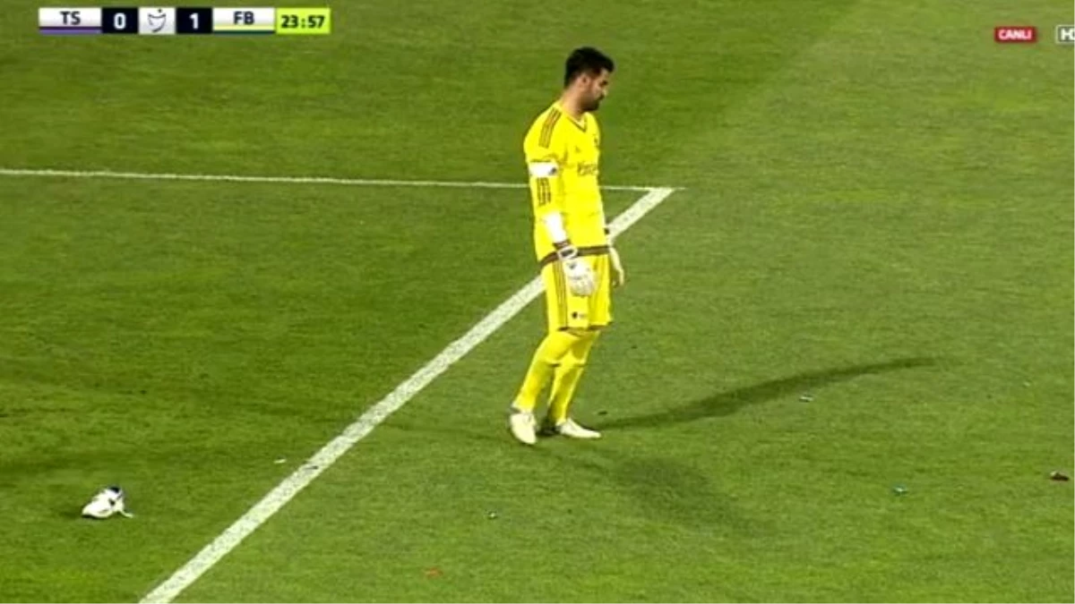 Trabzonspor-Fenerbahçe Maçında Volkan Demirel'e Yabancı Madde Yağdı