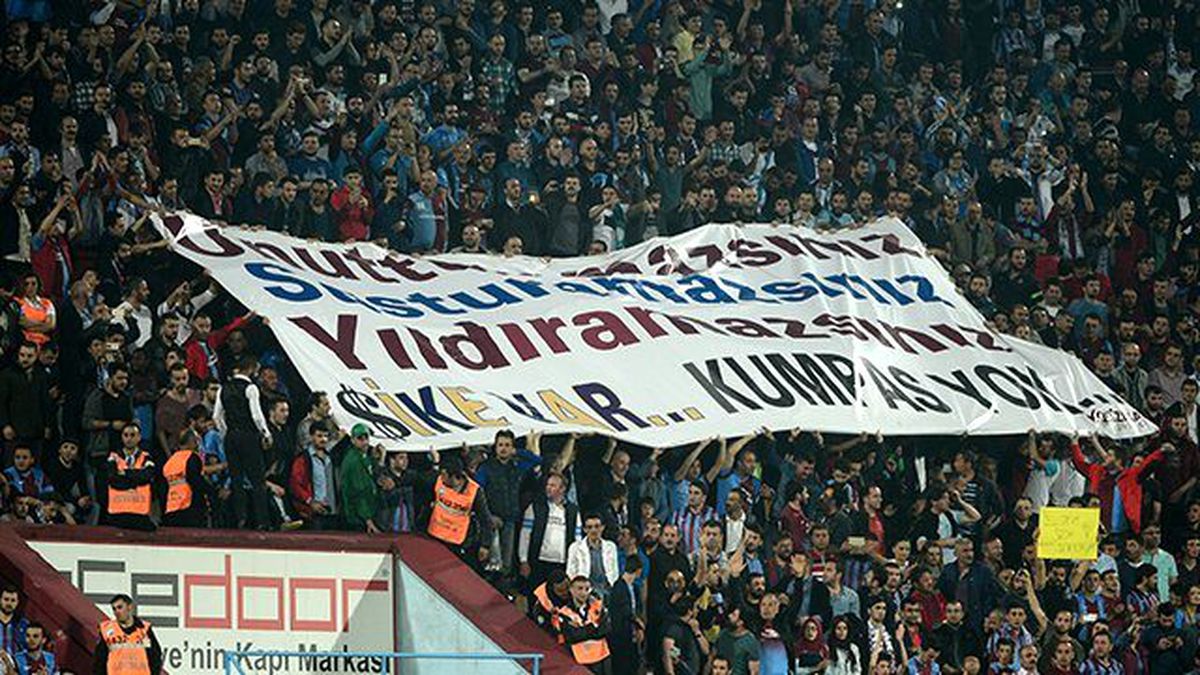 Trabzonsporlu Taraftarlar, Galatasaraylı Taraftarın Formasını Yaktı