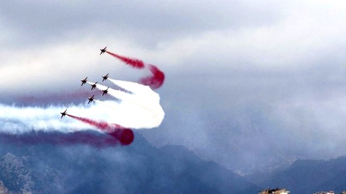 Türk Yıldızları\'nı On Binlerce Kişi Soluksuz İzledi