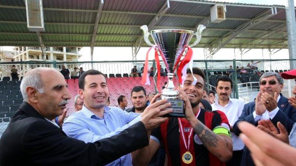 U-19 Ligi Şampiyonu Karaköprü Belediyespor\'a Kupasını Baydilli Verdi