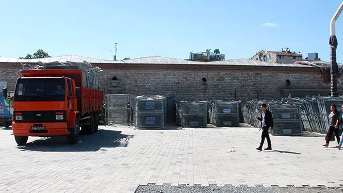 Taksim'de 1 Mayıs Hazırlığı! Meydana 2 Bin 800 Bariyer Geldi