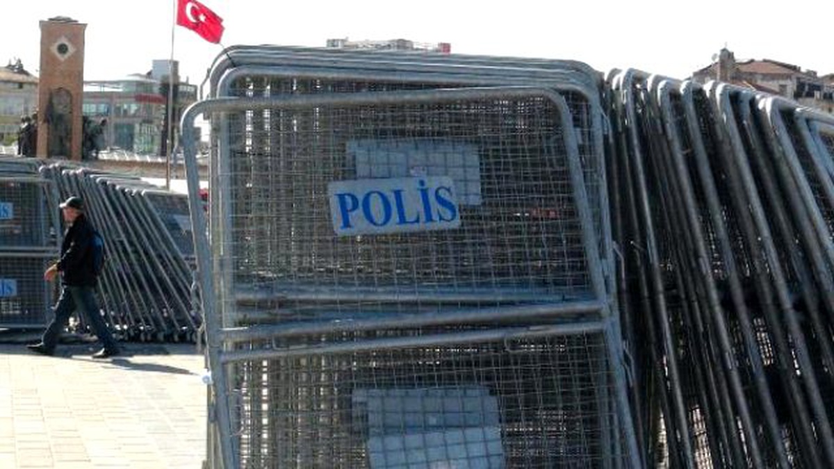1 Mayıs Öncesi Taksim Meydanı\'na Bariyerler Getirildi