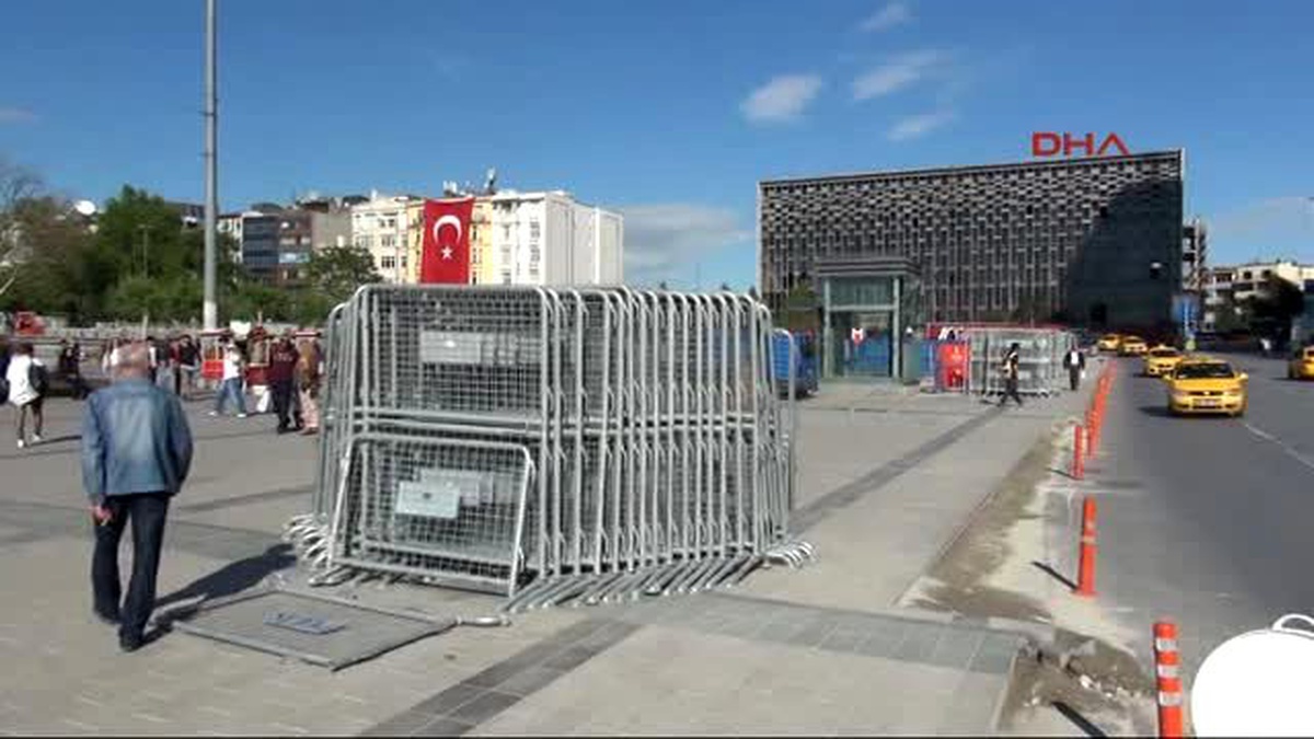 1 Mayıs Öncesi Taksim Meydanı\'na Bariyerler Getirildi