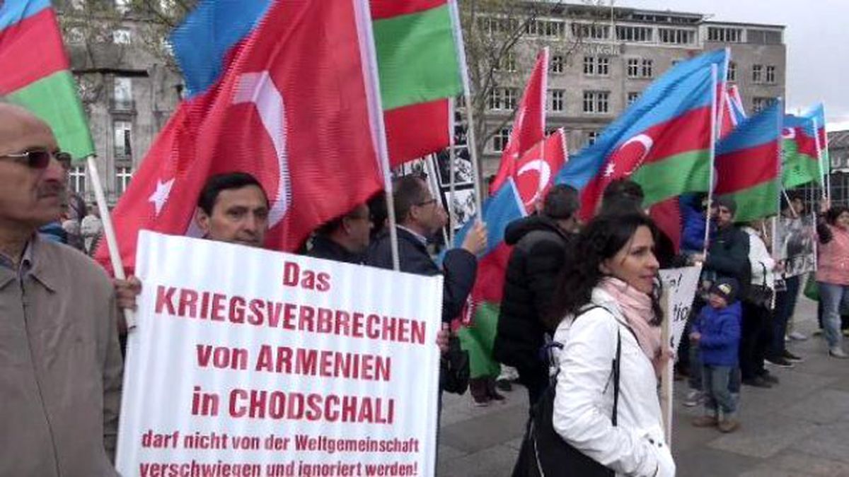 Azerbaycanlılar Köln\'de Ermenistan\'ı Protesto Ettiler