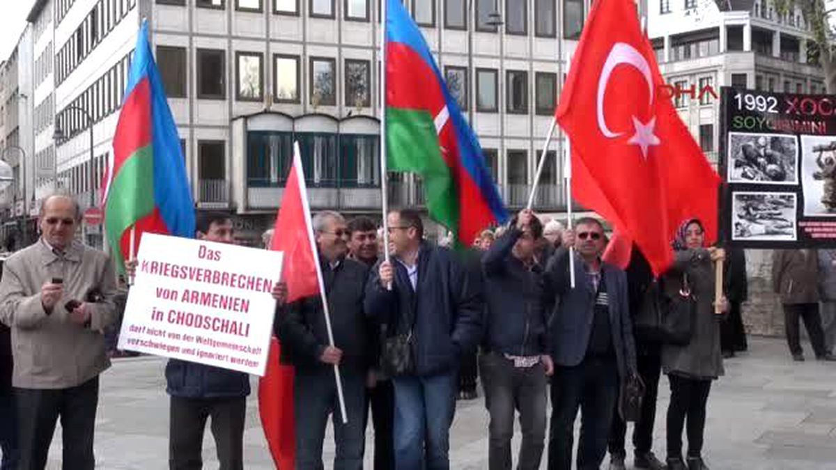 Azerbaycanlılar Köln\'de Ermenistan\'ı Protesto Ettiler