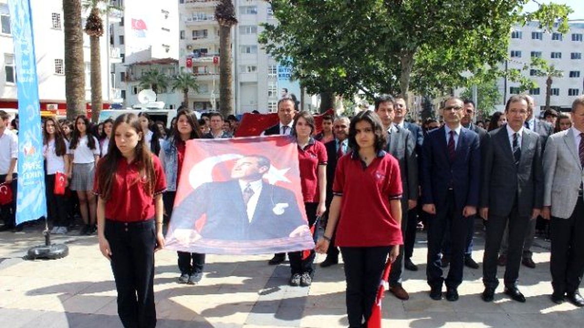 Denizli\'de Gençler \'Şehitler Ölmez, Vatan Bölünmez\' Diyerek Yürüdü