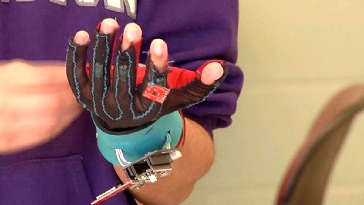 Duyma Engelli İnsanların, İletişimini Kolaylaştıracak Eldiven Üretildi