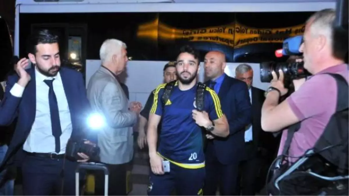 Fenerbahçe Kafilesi Avni Aker\'den Gizlice Zırhlı Araçlarla Çıkarıldı