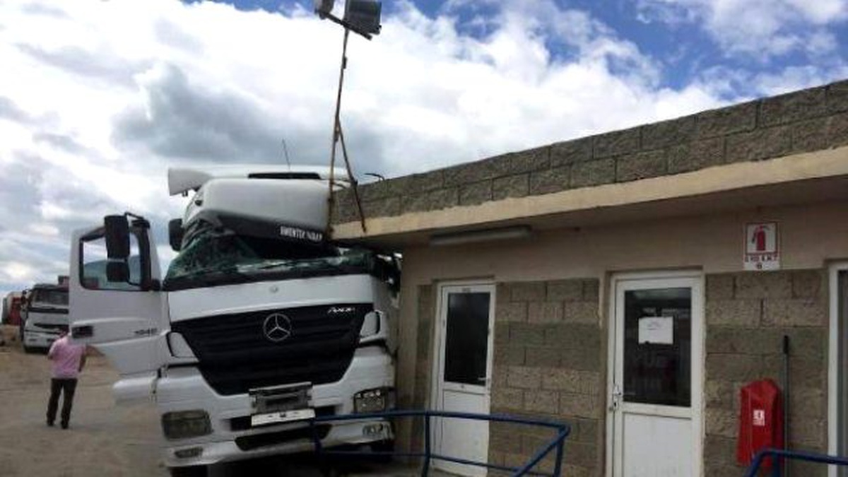 Freni Tutmayan Tır Bina Duvarına Çarptı