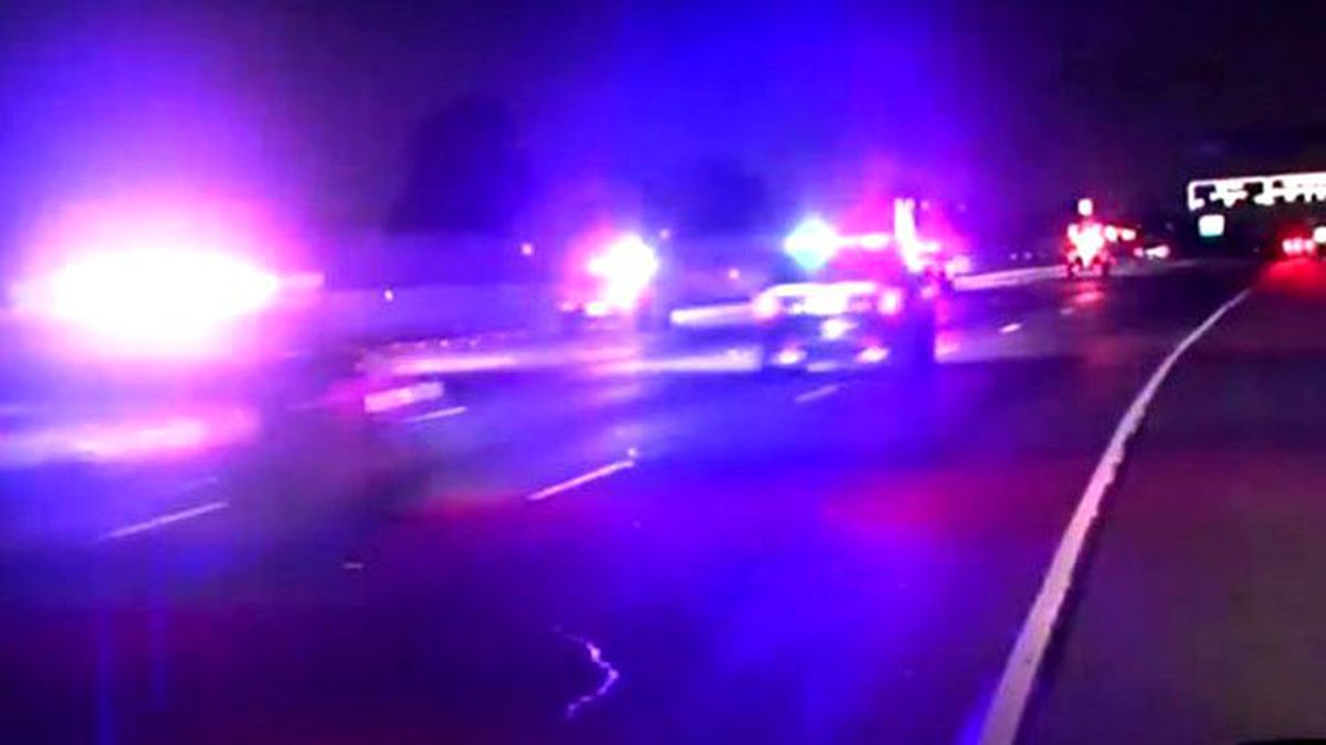 Tutuklanacağını Anlayan Akıl Hastası Kadın Sokak Ortasında Soyundu