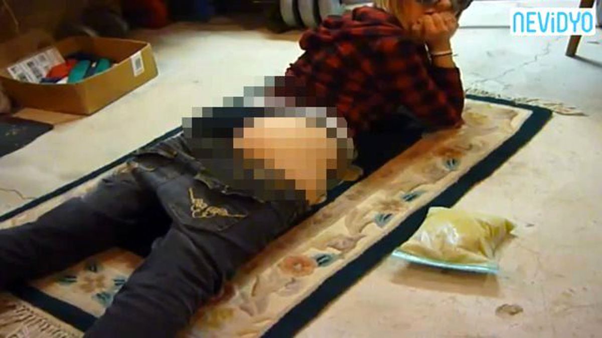 Genç Kız Poposunu Dağlattı! (+18)