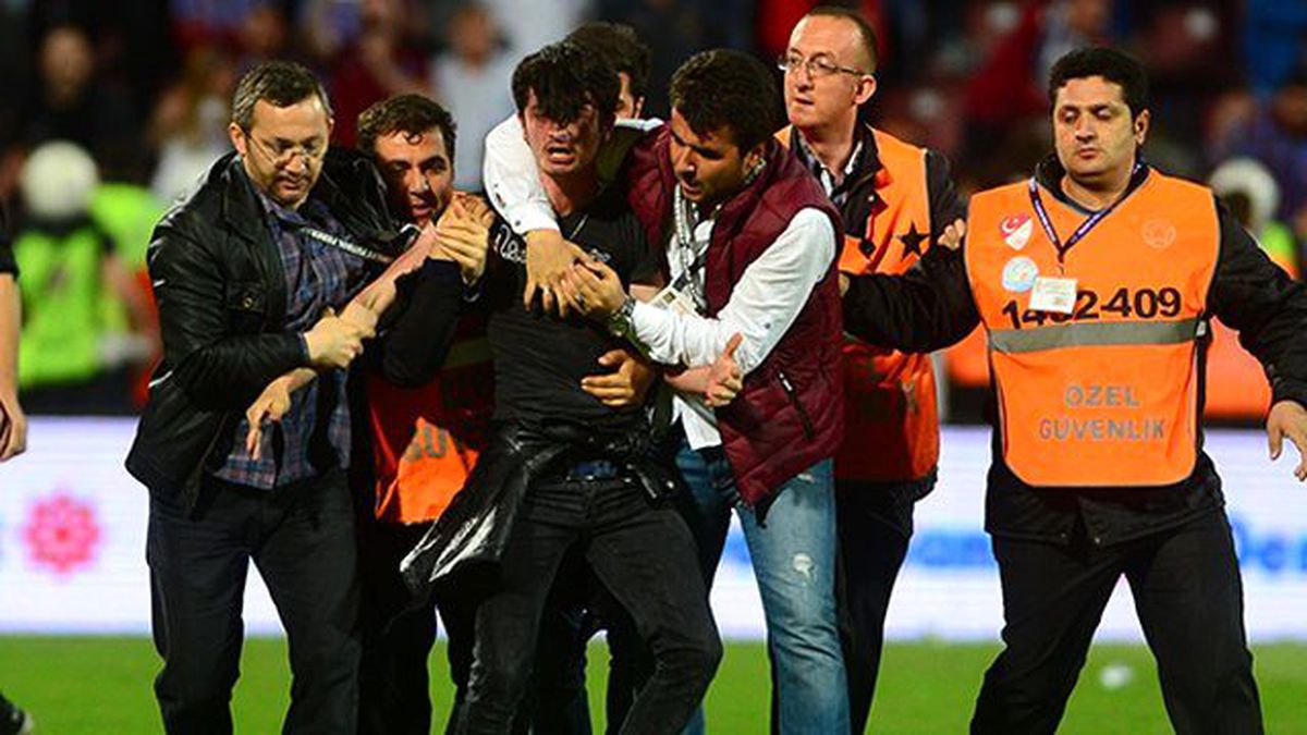 Hakeme Saldıran Taraftar, Fener Forması Yakarken Fotoğraf Çektirmiş