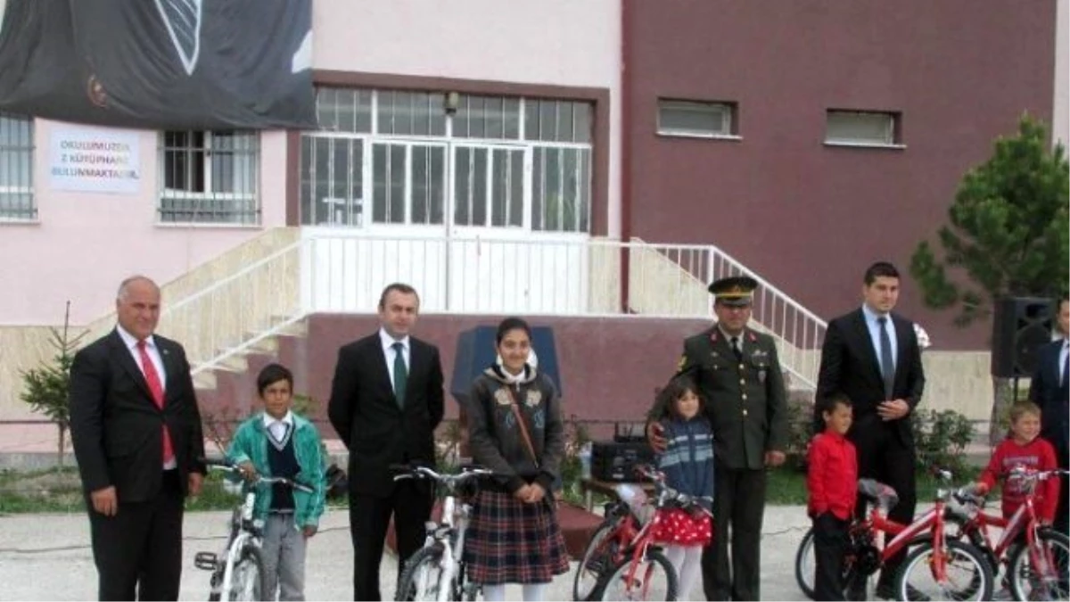 Han\'da Çocukların Bisiklet Sevinci